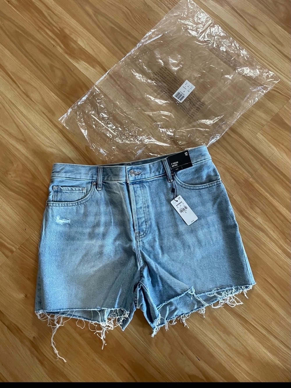 NWT Express Mid Rise 4” Inseam Jean Shorts - Sz 12